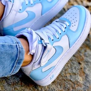 SIZE 5 AND A HALF (5 1/2) YOUTH/MENS SIZE 7 WOMENS